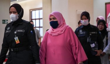 Pengasas Rumah Bonda, Siti Bainun Ahd Razali (dua, kiri) hadir ke Kompleks Mahkamah Kuala Lumpur hari ini untuk pendengaran rayuannya terhadap sabitan dan hukuman penjara 12 tahun bagi kesalahan mengabai serta menganiaya seorang remaja perempuan sindrom down dikenali sebagai Bella/FOTO BERNAMA