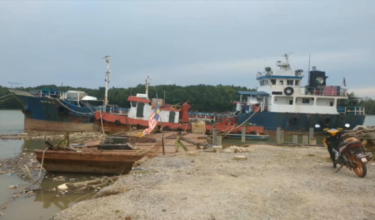 Serbuan turut merampas sebuah lori tangki berkapasiti 40,000  liter, dua unit pam bermeter berserta hos dan sebuah kapal jenis tanker