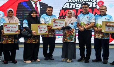Pengerusi Felcra Berhad, Datuk Seri Ahmad Jazlan Yaakub (tiga, kiri) menyampaikan Bakul i-Kasih kepada sebahagian penerima pada majlis perasmian Program Kampung Angkat MADANI Mukim Bukit Tiu di Pusat Transformasi Ilmu Bukit Tiu, hari ini.  Turut hadir, Naib Canselor Universiti Malaysia Kelantan (UMK), Datuk Prof Dr Arham Abdullah (dua, kanan)/ BERNAMA