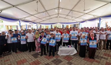 Menteri Komunikasi, Datuk Fahmi Fadzil merasmikan Karnival Kempen Internet Selamat Peringkat Negeri Pahang di SK Raub Indah, Raub pada Oktober lalu/ Foto FB Datuk Fahmi Fadzil