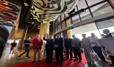 Pengasas Galeri Seni Lin Xiang Xiong, Prof Lin Xiang Xiong (dua, kiri) memberi penerangan kepada Ketua Menteri Pulau Pinang, Chow Kon Yeow (kanan), dan bekas Perdana Menteri Perancis merangkap pengasas Leaders for Peace, Jean-Pierre Raffarin (kiri) pada perasmian galeri berkenaan hari ini/ BERNAMA