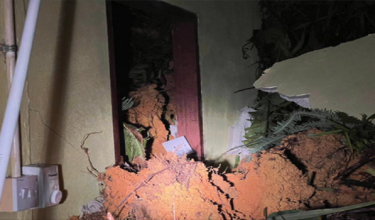 Sepasang suami isteri di Kampung Mahat Mawang, Tebedu di Sarawak terpaksa dipindahkan selepas rumah mereka dihempap tanah runtuh/ RTM