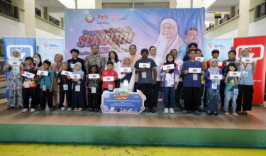 Setiausaha Politik kepada Perdana Menteri, Datuk Azman Abidin bersama para penerima bantuan sempena program Sumbangan Ceria ke Sekolah bersama TNB di Sekolah Integrasi Rendah Agama JAWI (SIRAJ) Saidina Uthman Bin Affan Bandar Tun Razak/Foto BERNAMA