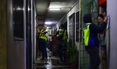 - Anggota Polis Diraja Malaysia dari unit operasi Ibu pejabat Polis Kontinjen Selangor dan daerah mengambil keterangan serta maklumat dari penduduk dalam usaha mengumpul bukti baharu bagi menjejaki pembunuh kanak-kanak tersebut, 200 Meter dari kediamannya di Apartment Idaman, Damansara Damai/FOTO BERNAMA