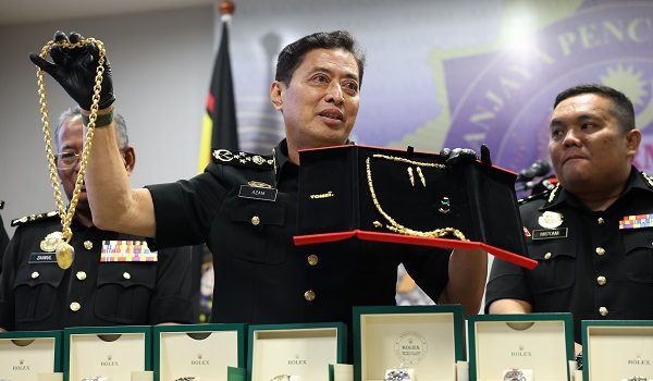 Tan Sri Azam Baki menunjukkan barang sitaan pada sidang media bulanan SPRM. /Foto SPRM