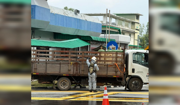 Anggota bomba memeriksa tangki gas yang mengalami kebocoran