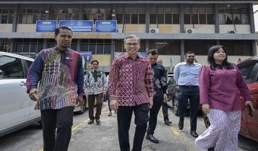 Menteri Komunikasi merangkap Ahli Parlimen Lembah Pantai Datuk Fahmi Fadzil hadir pada Majlis Perasmian Serahan Bantuan Awal Persekolahan Peringkat Lembah Pantai di SK Bukit Bandaraya hari ini/ BERNAMA