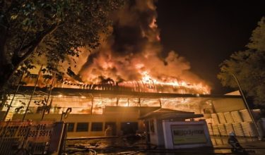 Gudang Pentas Flora dan kilang Polymex musnah sepenuhnya dalam kebakaran di Kampung Olak Lempit, Banting