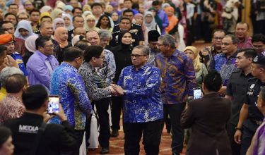 PUTRAJAYA, 15 Jan -- Ketua Setiausaha Negara Tan Sri Shamsul Azri Abu Bakar hadir pada Majlis Amanat Ketua Setiausaha Negara 2026 di Dewan Seri Endon, Puspanitapuri hari ini.
Turut sama, Ketua Pengarah Perkhidmatan Awam Tan Sri Wan Ahmad Dahlan Abdul Aziz.
--fotoBERNAMA (2026) HAK CIPTA TERPELIHARA