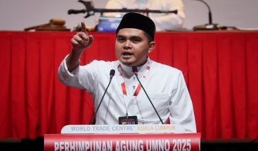 Datuk Dr. Akmal ketika menyampaikan ucapan dasar Ketua Pemuda UMNO di WTC hari ini