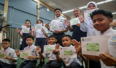 Murid-murid bergambar pada Majlis Penyerahan Cek Cura (mock cheque) Bantuan Awal Persekolahan (BAP) 2026 peringkat negeri Perlis di Dewan Sekolah Jenis Kebangsaan Cina (SJKC) Khoon Aik/Foto hiasan BERNAMA