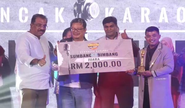 Juara Karaoke Sumbang ke Bimbang Selangorfm, Majid Mohd Noor (paling kiri) menerima trofi dan cek cura yang disampaikan ADUN Sentosa Dr Gunaraj George