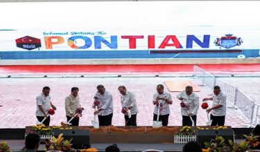 PONTIAN, 15 Feb -- Perdana Menteri Datuk Seri Anwar Ibrahim (tengah) menyempurnakan gimik perasmian pada Majlis Pecah Tanah Projek Pembinaan Bangunan Tambahan Hospital Pontian di sini hari ini.

Turut hadir Menteri Kesihatan Datuk Seri Dr Dzulkefly Ahmad (tiga, kiri), Timbalan Menteri Kerja Raya Datuk Seri Dr Ahmad Maslan (dua, kiri) dan Menteri Besar Johor Datuk Onn Hafiz Ghazi (tiga, kanan).

--fotoBERNAMA (2026) HAK CIPTA TERPELIHARA