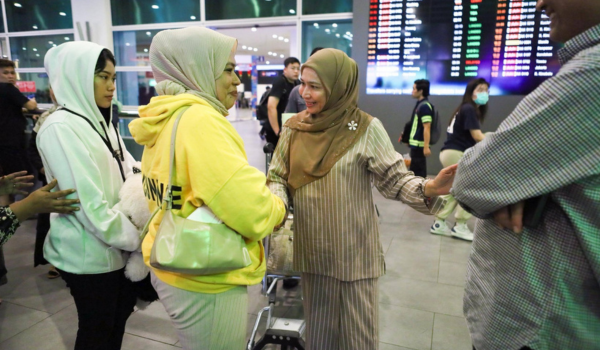 Norida Akmal Ayob (dua dari kiri) bersama anaknya (kiri) tiba di KLIA 2/ Foto Facebook Datuk Seri Dr Shamsul Anuar Nasarah