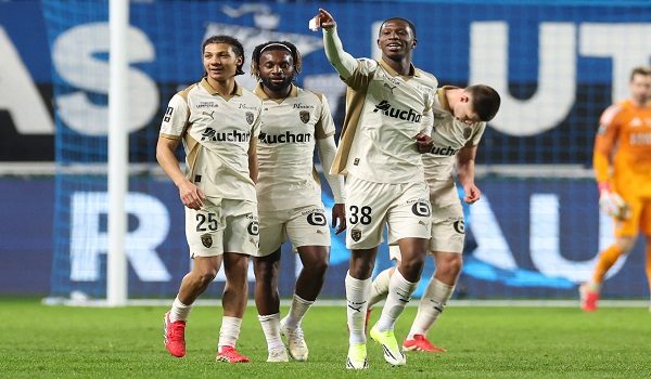 Penyerang RC Lens, Rayan Fofana (tengah) meraikan jaringan keempat pasukannya pada aksi menentang Paris FC pada saingan Ligue 1/ AFP