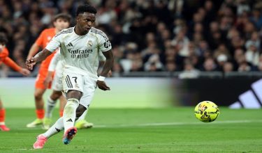 Penyerang Real Madrid, Vinicius Junior menjaringkan gol penalti pada aksi La Liga menentang Real Sociedad/ AFP