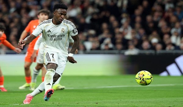 Penyerang Real Madrid, Vinicius Junior menjaringkan gol penalti pada aksi La Liga menentang Real Sociedad/ AFP