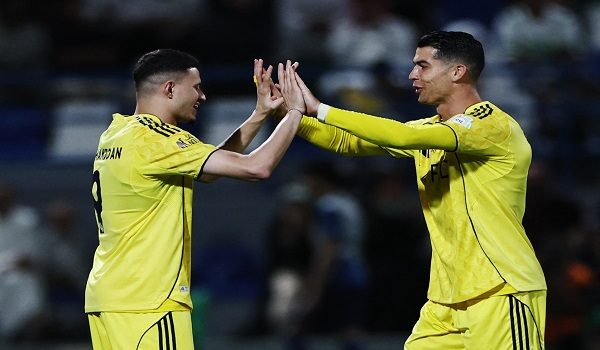 Pemain Al Nassr, Cristiano Ronaldo meraikan jaringan bersama Abdullah Al Hamdan ketika aksi  Liga Pro Arab Saudi menentang Al Fateh/ REUTERS