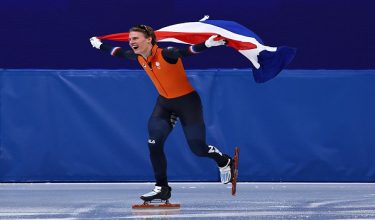 Atlet Belanda, Jens van 't Wout menghadiahkan emas kedua peribadi apabila menjuarai acara 1,500 meter lelaki trek pendek luncur ais/ REUTERS