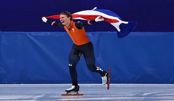 Atlet Belanda, Jens van 't Wout menghadiahkan emas kedua peribadi apabila menjuarai acara 1,500 meter lelaki trek pendek luncur ais/ REUTERS