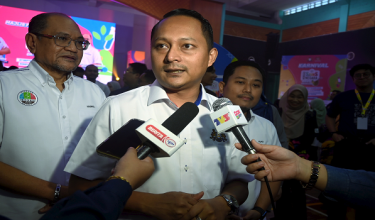Pengerusi Jawatankuasa Pendidikan dan Penerangan Johor, Aznan Tamin (tengah)./BERNAMA
