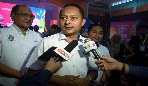 Pengerusi Jawatankuasa Pendidikan dan Penerangan Johor, Aznan Tamin (tengah)./BERNAMA