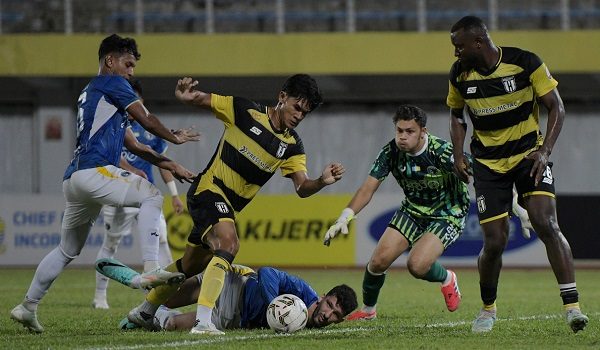 Perlawanan Kuching City menentang Penang di Stadium Bandaraya. / FOTO BERNAMA