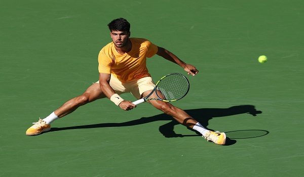 ICarlos Alcaraz dari Sepanyol mengembalikan bola semasa separuh akhir perseorangan lelaki menentang Daniil Medvedev pada Hari ke-11 BNP Paribas Open di Indian Wells Tennis Garden, 14 Mac 2026/ Foto AFP