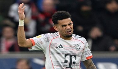 Pemain sayap Luis Diaz dari FC Bayern Munich menunjukkan reaksi selepas dilayangkan kad merah oleh pengadil ketika perlawanan Bundesliga menentang Bayer 04 Leverkusen di BayArena/ Foto AFP