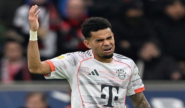 Pemain sayap Luis Diaz dari FC Bayern Munich menunjukkan reaksi selepas dilayangkan kad merah oleh pengadil ketika perlawanan Bundesliga menentang Bayer 04 Leverkusen di BayArena/ Foto AFP