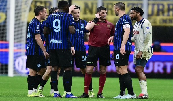 Pengadil Itali, Gianluca Manganiello menunggu keputusan Video Bantuan Pengadil (VAR) ketika perlawanan Serie A antara Inter Milan dan Atalanta BC di San Siro, Milan, Itali pada 14 Mac 2026/ Foto AFP