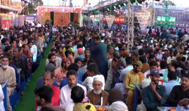 Penduduk di Karachi, Pakistan tidak melepaskan peluang menikmati hidangan berbuka secara percuma. / REUTERS