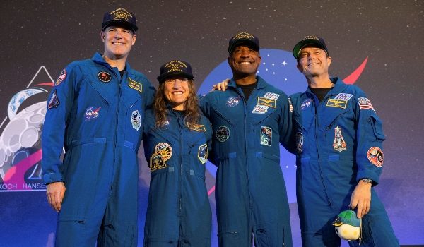 Kru Artemis II termasuk Christina Koch, Victor Glover, Reid Wiseman dan Jeremy Hansen hadir sidang media selepas mendarat di Houston/Foto REUTERS