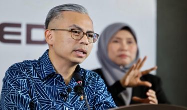 PUTRAJAYA, 15 April -- Menteri Komunikasi merangkap jurucakap Kerajaan Perpaduan Datuk Fahmi Fadzil bercakap mengenai taklimat krisis tenaga global pada sidang media mingguan Kabinet di Putrajaya hari ini.

--fotoBERNAMA (2026) HAK CIPTA TERPELIHARA