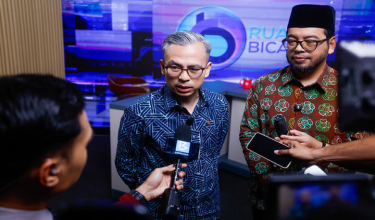 Menteri Komunikasi, Datuk Fahmi Fadzil dan Menteri di Jabatan Perdana Menteri (Hal Ehwal Agama), Dr. Zulkifli Hasan ditemui pemberita selepas menjadi tetamu program bicarawara terbitan Bernama TV. / Foto BERNAMA
