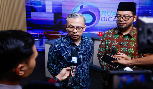 Menteri Komunikasi, Datuk Fahmi Fadzil dan Menteri di Jabatan Perdana Menteri (Hal Ehwal Agama), Dr. Zulkifli Hasan ditemui pemberita selepas menjadi tetamu program bicarawara terbitan Bernama TV. / Foto BERNAMA