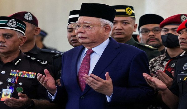 Datuk Seri Najib Tun Razak memberi penghormatan terakhir kepada Jenazah Perdana Menteri Malaysia ke-5, Tun Abdullah Ahmad Badawi di ruang solat utama di Masjid Negara hari ini / BERNAMA