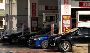 Kenderaan beratur mengisi minyak di stesen Sinochem-Total di Beijing/Foto REUTERS