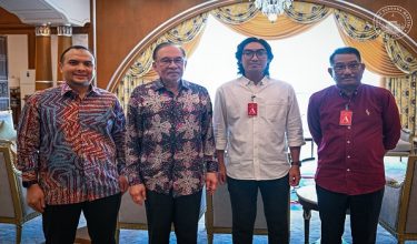 YAB Perdana Menteri, Dato' Seri Anwar Ibrahim bertemu dengan saudara Muhammad Kamal Idhamuddin Kamal Arifin, salah seorang rakyat Malaysia yang sebelum ini terkandas di Pelabuhan Hamriyah, Dubai, UAE bersama rakan-rakan kru Kapal Berkat Tuah sejak tujuh bulan lalu di Perdana Putra, Putrajaya. 15 April 2026. AMIR IRSYAD/Pejabat Perdana Menteri.

NO SALES; NO ARCHIVE; RESTRICTED TO EDITORIAL USE ONLY. NOTE TO EDITORS: This handout photos may only be used for editorial reporting purposes for the contemporaneou