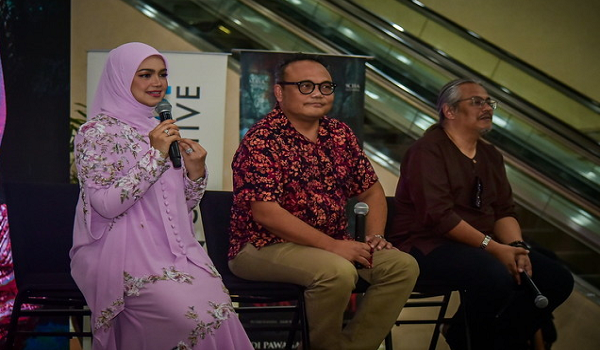 Biduanita Negara, Datuk Seri Siti Nurhaliza (kiri) bersama Pengarah Filem Telaga Suriram, Osman Ali (tengah) dan Komposer, Nurzaidi Abdul Rahman (kanan) pada sesi sidang media pelancaran OST dan Muzik Video filem itu di Pusat Dagang Dunia Kuala Lumpur
