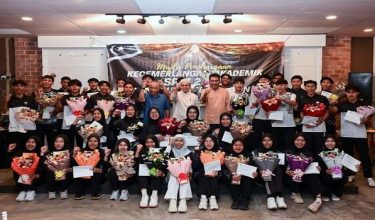 Pengerusi Jawatankuasa Pembangunan Belia, Sukan dan Badan Bukan Kerajaan Terengganu Hishamuddin Abdul Karim (tengah) bergambar bersama atlet Sukan Malaysia (SUKMA) pada Program Penghargaan Kecemerlangan Akademik (Sijil Pelajaran Malaysia 2025) Atlet Terengganu di Kuala Nerus /BERNAMA