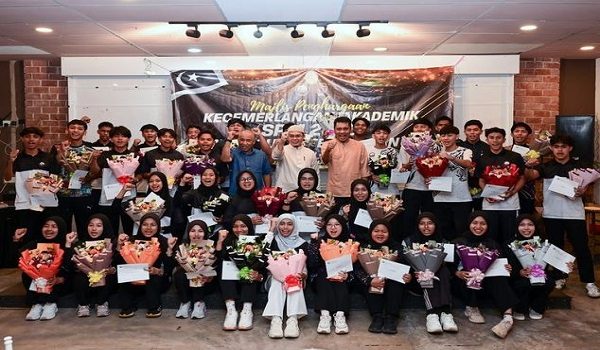 Pengerusi Jawatankuasa Pembangunan Belia, Sukan dan Badan Bukan Kerajaan Terengganu Hishamuddin Abdul Karim (tengah) bergambar bersama atlet Sukan Malaysia (SUKMA) pada Program Penghargaan Kecemerlangan Akademik (Sijil Pelajaran Malaysia 2025) Atlet Terengganu di Kuala Nerus /BERNAMA