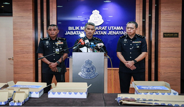 Datuk Seri Mohd Shuhaily Mohd Zain (tengah) pada sidang media di Jabatan Siasatan Jenayah (JSJ), Bukit Aman hari ini / BERNAMA
