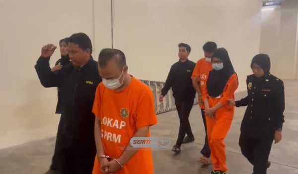 Tiga anggota imigresen Malaysia masing-masing berumur lingkungan 40-an direman selama tujuh hari hingga 21 April