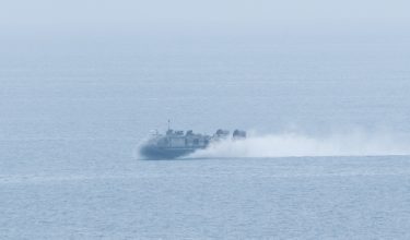 Amfibia Landing Craft Air Cushion (LCAC) milik tentera AS bergerak di perairan luar Camp Pendleton, California/Foto REUTERS