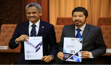 Gabenor BNM, Datuk Seri Abdul Rasheed Ghaffour (kiri) bersama Ketua Perangkawan, Datuk Sri Dr Mohd Uzir Mahidin pada pengumuman prestasi Keluaran Dalam Negara Kasar (KDNK) bagi Suku Pertama 2026