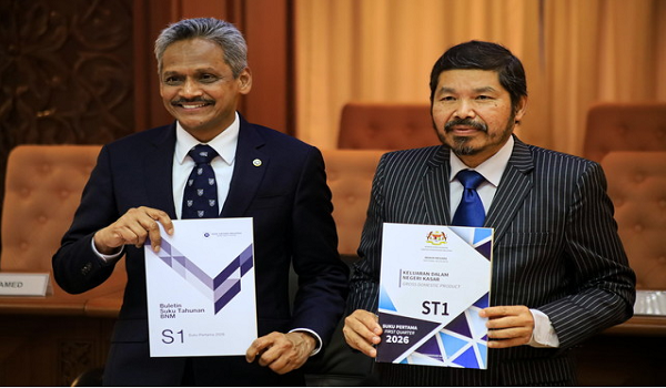 Gabenor BNM, Datuk Seri Abdul Rasheed Ghaffour (kiri) bersama Ketua Perangkawan, Datuk Sri Dr Mohd Uzir Mahidin pada pengumuman prestasi Keluaran Dalam Negara Kasar (KDNK) bagi Suku Pertama 2026
