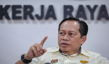 KULAI, 13 April -- Timbalan Menteri Kerja Raya, Datuk Seri Ahmad Maslan bercakap kepada pemberita selepas mengadakan lawatan kerja rasmi ke pejabat Jabatan Kerja Raya (JKR) Daerah Kulai di sini hari ini.

--fotoBERNAMA (2026) HAK CIPTA TERPELIHARA