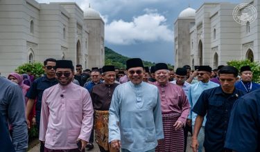YAB Perdana Menteri, Dato' Seri Anwar Ibrahim menunaikan solat Jumaat di Masjid Sri Sendayan, Negeri Sembilan. 15 Mei 2026. SHAHNAZ FAZLIE/Pejabat Perdana Menteri.

NO SALES; NO ARCHIVE; RESTRICTED TO EDITORIAL USE ONLY. NOTE TO EDITORS: This handout photos may only be used for editorial reporting purposes for the contemporaneous illustration of events, things or the people in the image or facts mentioned in the caption. Reuse of the pictures may require further permission. MANDATORY CREDIT - Shahnaz Fazlie