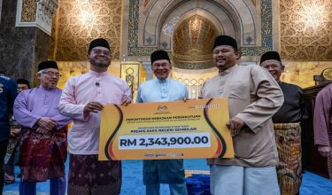 YAB Perdana Menteri, Dato' Seri Anwar Ibrahim menunaikan solat Jumaat di Masjid Sri Sendayan, Negeri Sembilan. 15 Mei 2026. SHAHNAZ FAZLIE/Pejabat Perdana Menteri.

NO SALES; NO ARCHIVE; RESTRICTED TO EDITORIAL USE ONLY. NOTE TO EDITORS: This handout photos may only be used for editorial reporting purposes for the contemporaneous illustration of events, things or the people in the image or facts mentioned in the caption. Reuse of the pictures may require further permission. MANDATORY CREDIT - Shahnaz Fazlie